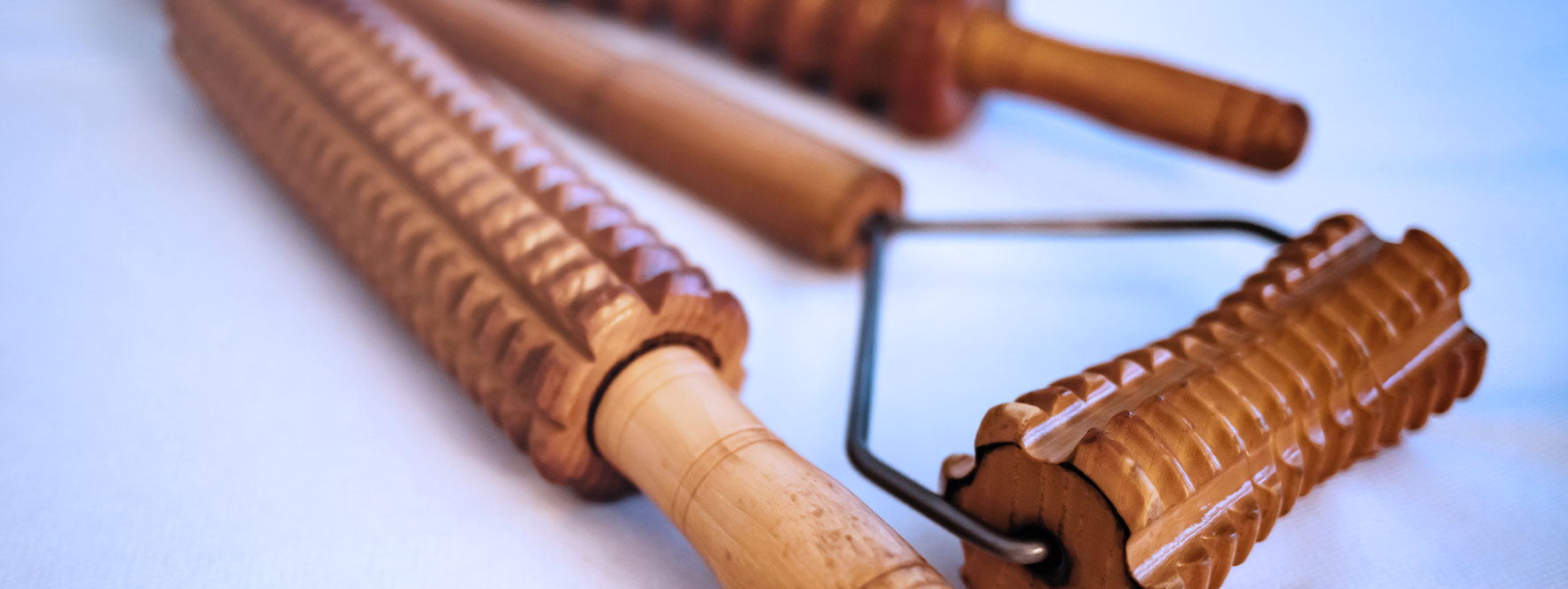 Différentes formes de bâtons de massage en bois