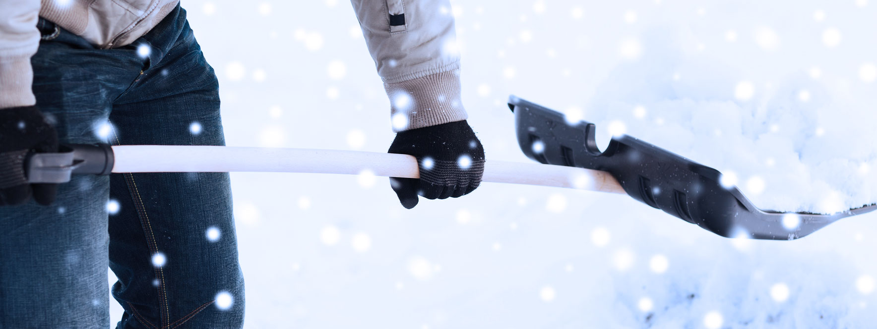 Homme qui pelte la neige risque de courbatures et douleurs lombaires