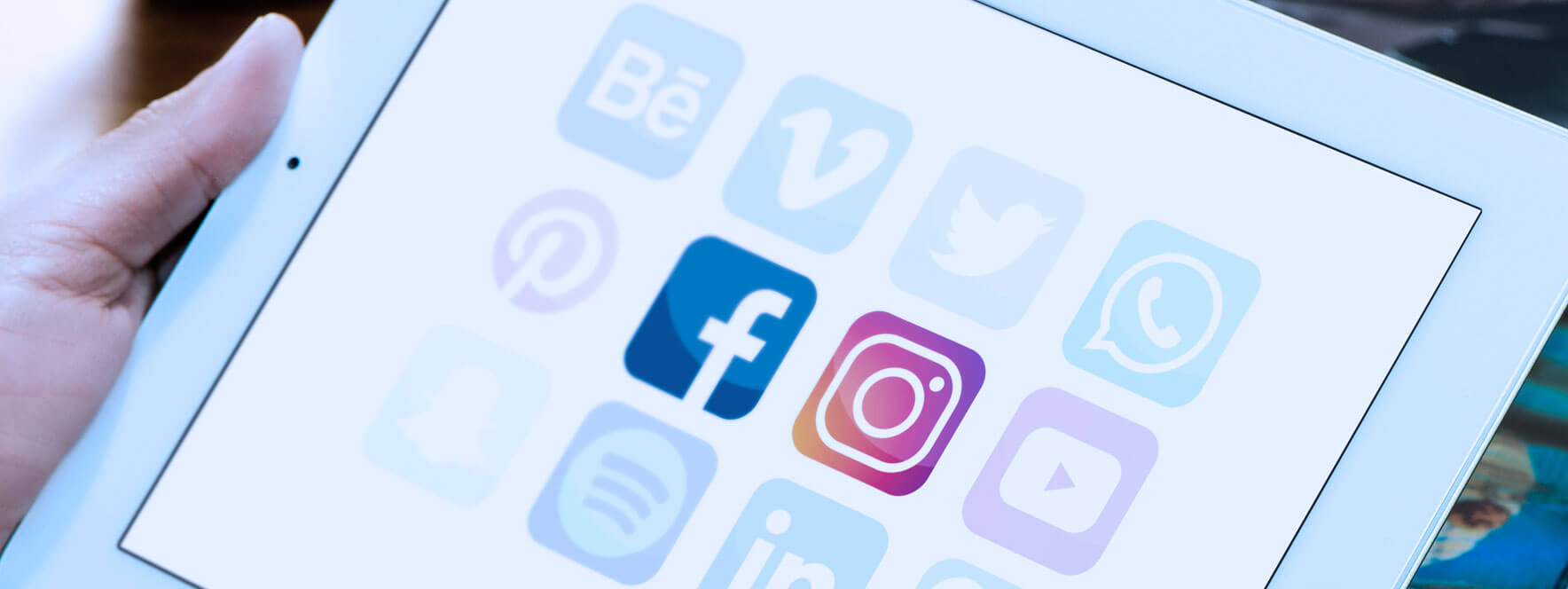 Logo de Facebook et Instagram sur tablette