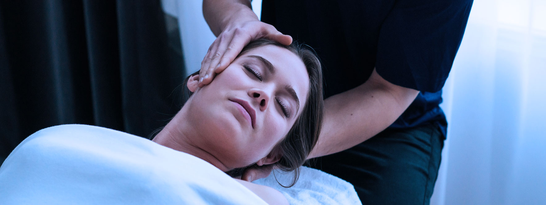 Massothérapeute ajoute des mobilisations passives à une routine de massage