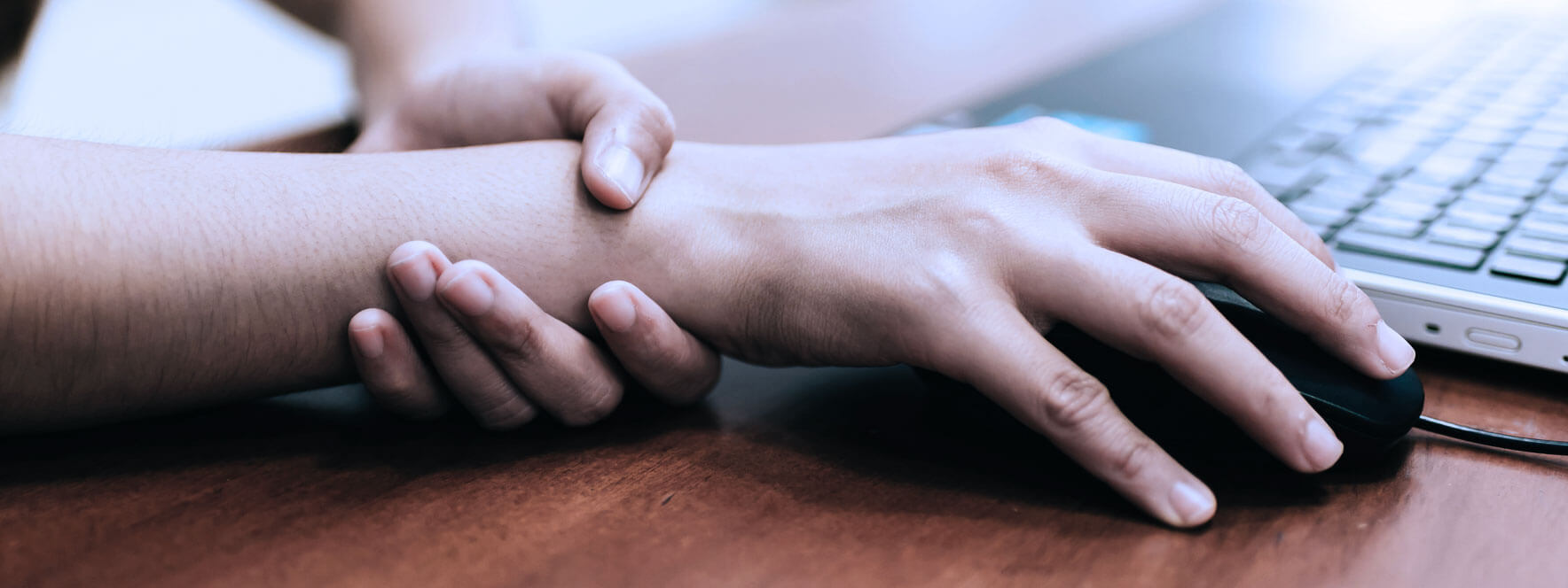 Femme souffrant d'une douleur de surutilisation au poignet