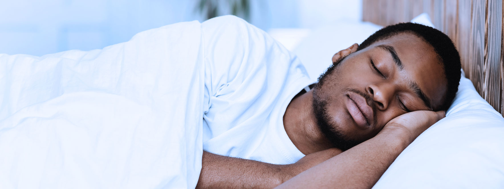 Un homme qui dort, a reçu un soin en massothérapie, particulièrement de détente, a un effet apaisant sur le système nerveux.