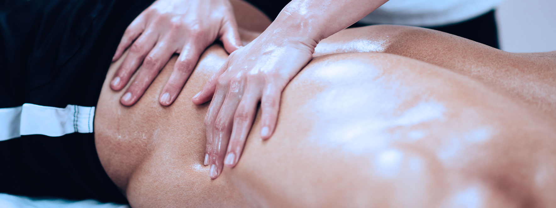 Homme reçoit un massage avant une activité physique augmentera la chaleur dans les muscles.