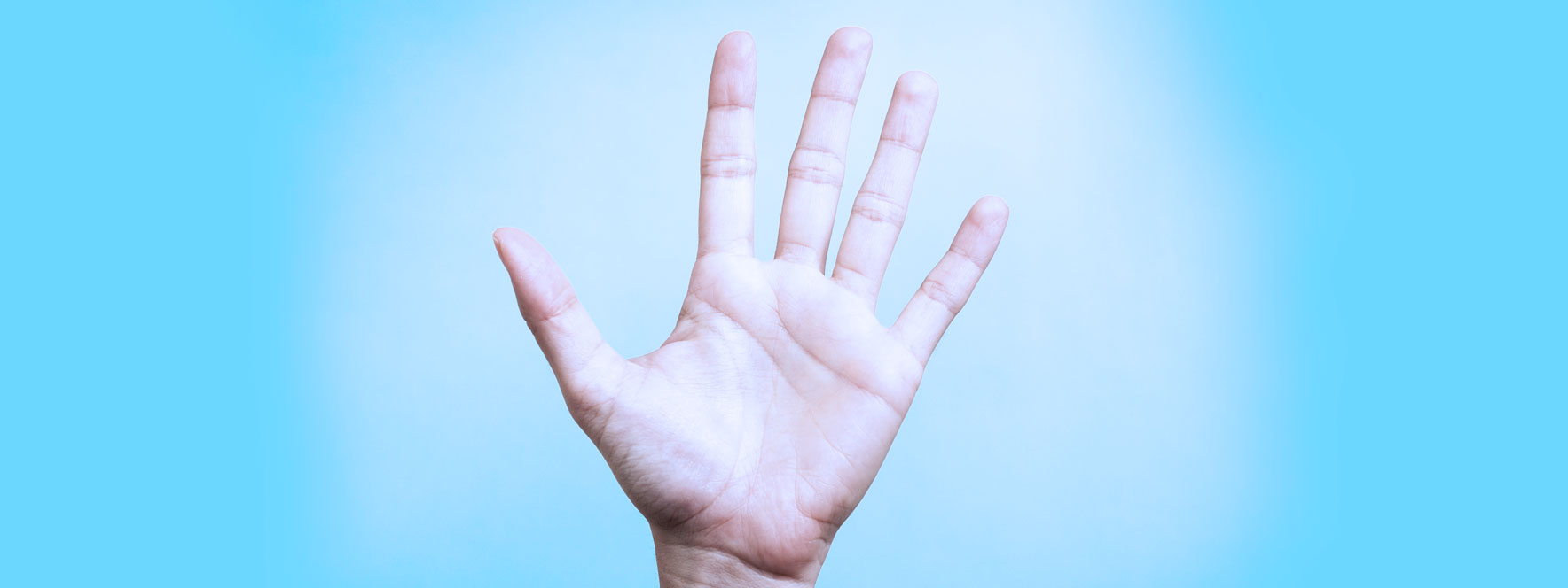 Main levée de massothérapeute qui a les 5 mots en tête lors d'un massage