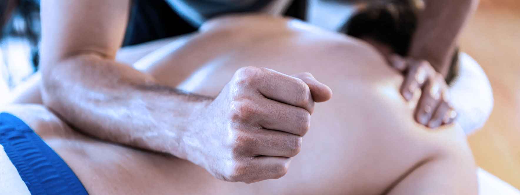 massage du dos avec avant-bras