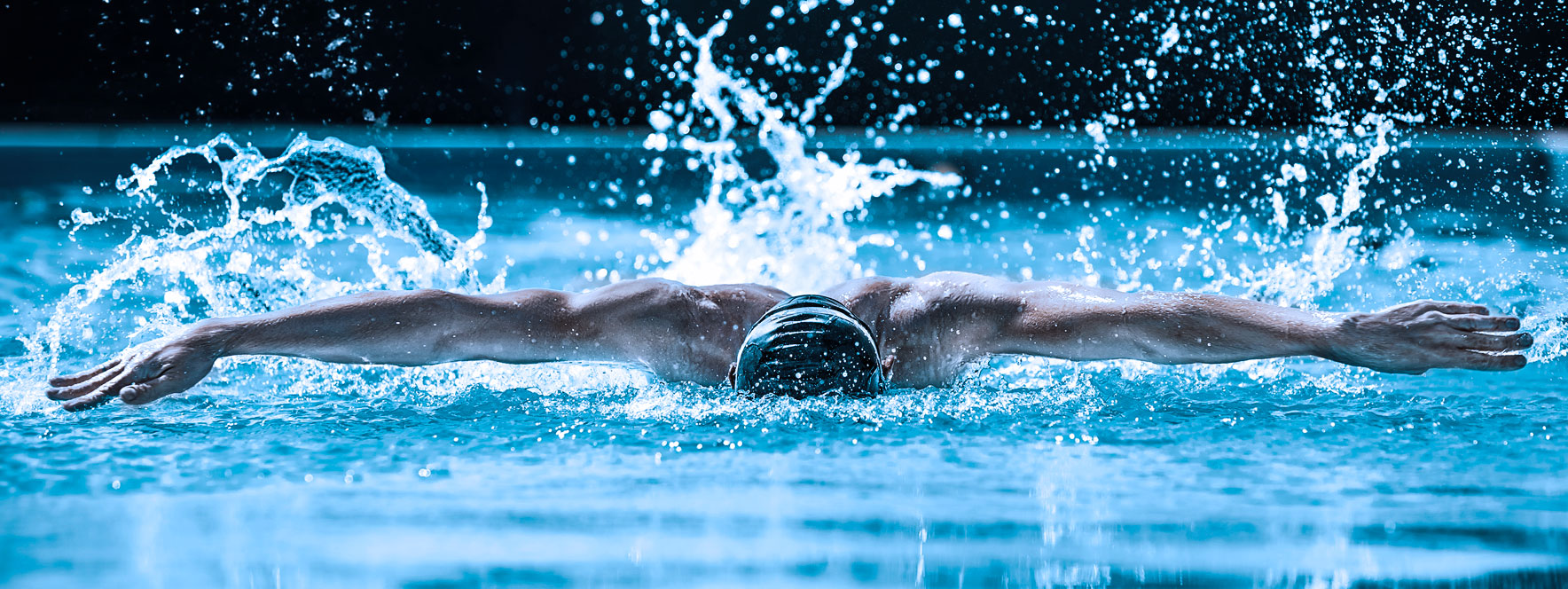 Un homme pratique le sport de natation change sa musculature