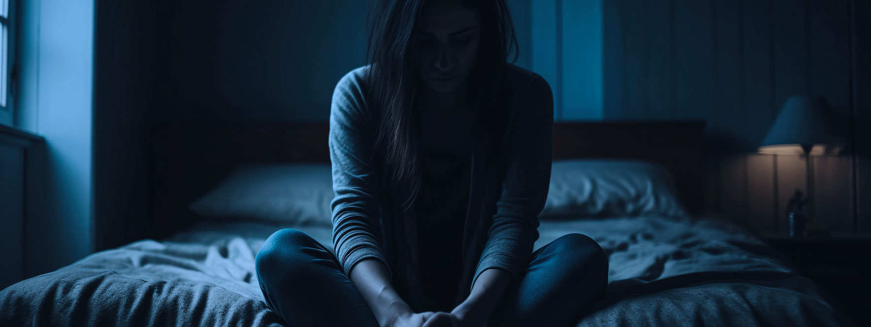 Une femme assise sur un lit a vécu un traumatisme d'abus